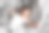 婴儿穿着睡衣躺在家里的床上，盖着毯子。在卧室里分开婴儿的手睡觉，看甜蜜的梦。灰色背景，自由复制空间。儿童保育与健康睡眠理念图片下载