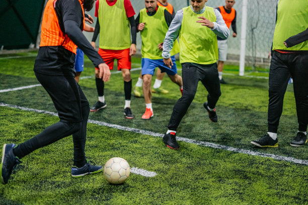 在球门处踢球的足球运动员图片下载