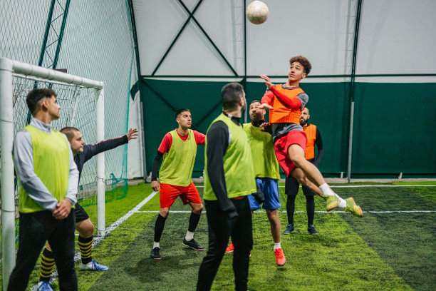 足球运动员用头部将球射向球门图片下载