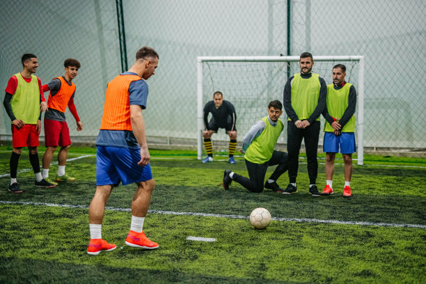 踢任意球的足球运动员图片下载