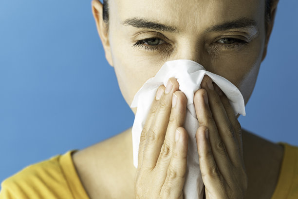 小女孩在擦鼻子图片下载