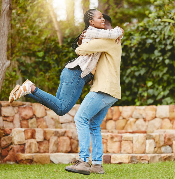 这张照片是一对深情的情侣在户外度过的时光图片下载