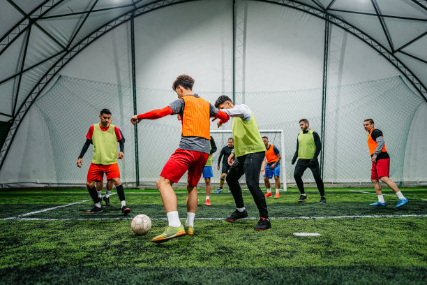 在场上运球的足球运动员图片下载