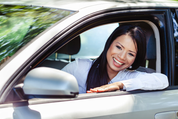 开着新车欢呼的女人图片下载