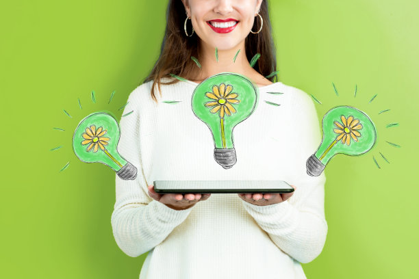 和一个拿着平板电脑的女人图片下载