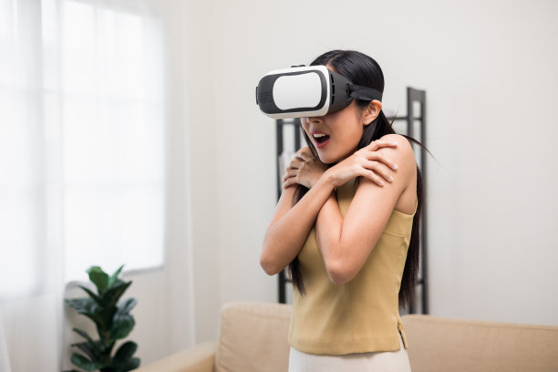 一名年轻的亚洲女性戴上vr眼镜进入虚拟模拟世界。未来科技数字网络世界。享受虚拟世界的人。图片下载