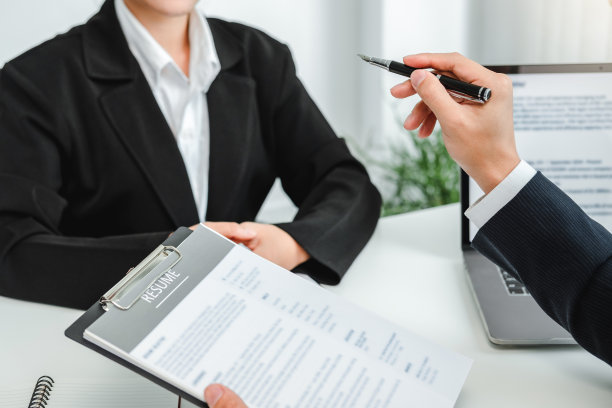 人力资源高级经理在一次面试中阅读一份简历。采访的概念图片下载