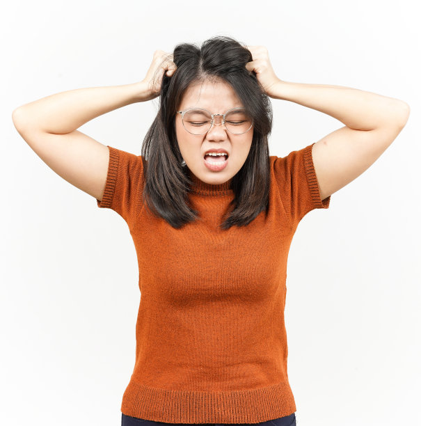 强调和拉头发的美丽的亚洲妇女孤立在白色背景图片下载