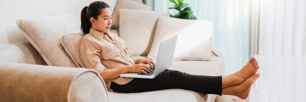 快乐的年轻亚洲女性在家里用笔记本电脑工作社交网络图片下载