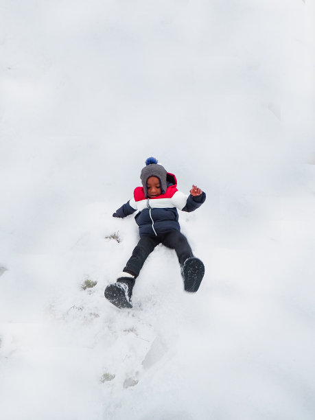 非裔美国孩子在雪地里玩得很开心图片下载
