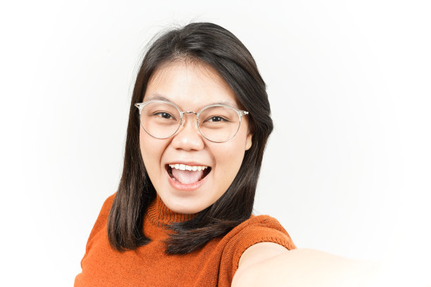 微笑，并采取自拍美丽的亚洲妇女孤立在白色背景图片下载