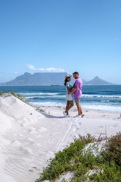 南非开普敦，阳光明媚的夏日，布隆伯格海滩，沙滩和蓝色的海洋图片下载