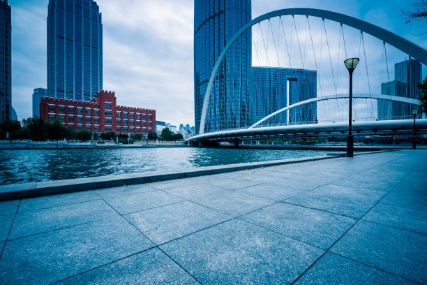 空地板和蓝天下的城市天际线，天津，中国图片下载
