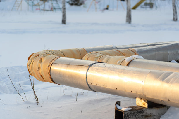 中央暖气管采用铝板护套，管角部贴有黄色绝缘材料修补片图片下载