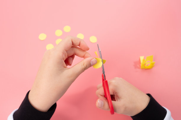 从纸上剪下圆圈，供儿童使用，循序渐进，DIY图片下载