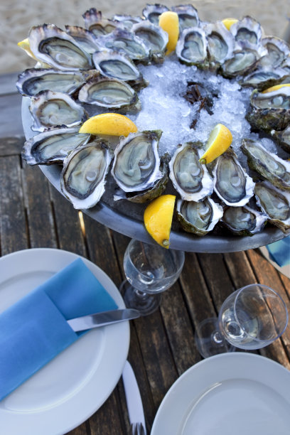 在法国小酒馆吃健康午餐图片下载