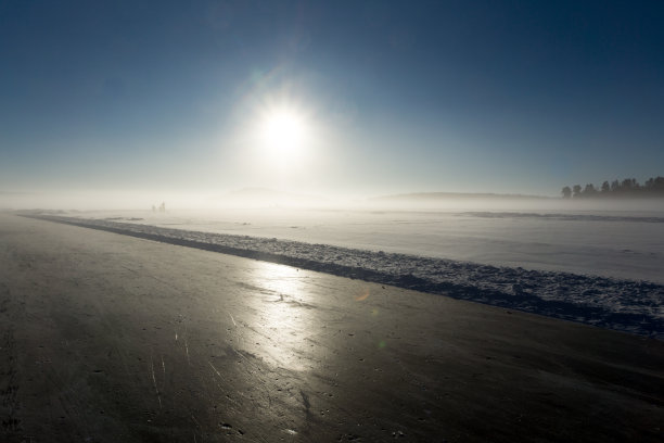 湖上的日出。前景的冰迹。图片下载