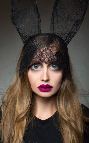 不成比例的肖像，现代，时尚，时尚悲伤的女人后整形手术或滤镜后的照片编辑应用兔兔花边耳朵图片下载