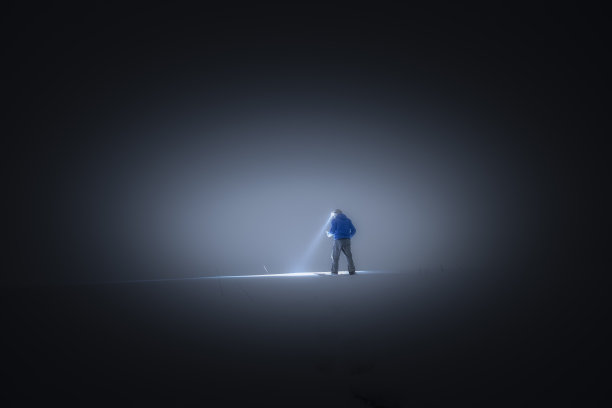 一个男人在深雪中用手机寻找道路。图片下载