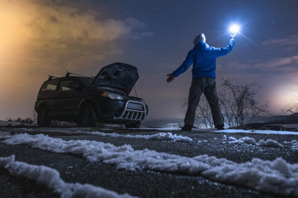 晚上，一个人开着破车在路上祈祷救命。图片下载