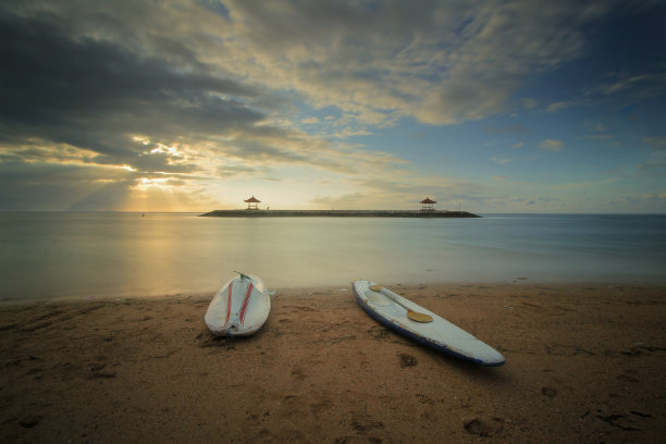 美丽的日出和独木舟在pantai karang sanur海滩巴厘岛印度尼西亚图片下载