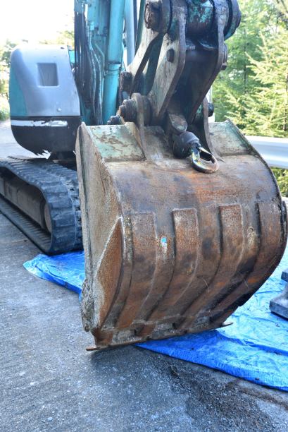 施工路上的铲车图片下载