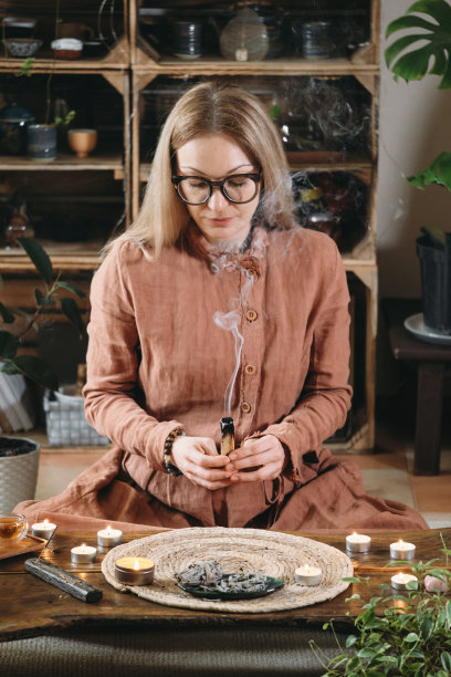 在冥想时抱着帕洛桑托的女人图片下载