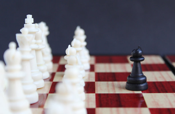 黑色国际象棋士兵与白色棋子图片下载