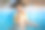 夏天，妈妈笑着和宝宝在游泳池里玩耍图片下载