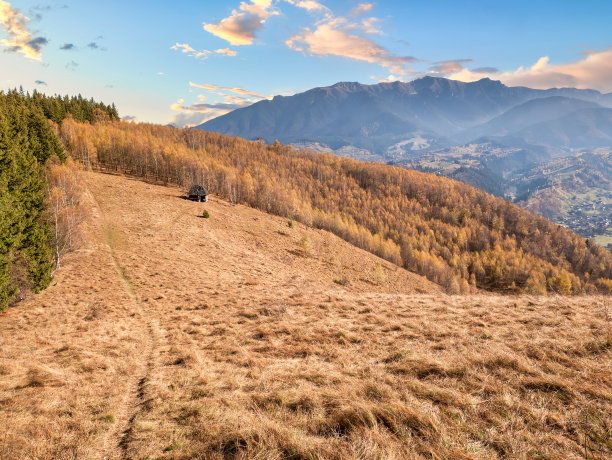 罗马尼亚喀尔巴阡山脉的乡村景观，一座废弃的旧木屋或避难所图片下载
