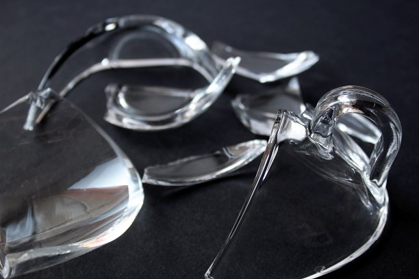 碎玻璃杯不能粘在一起图片下载