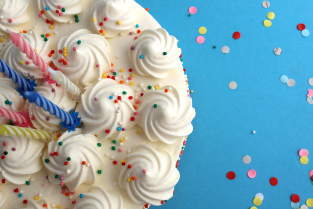 生日蜡烛蛋糕，蓝色背景，五彩纸屑图片下载