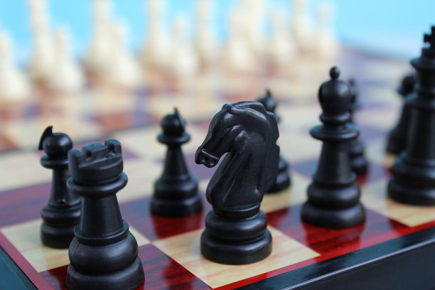 国际象棋的棋子被放置在棋盘上开始比赛图片下载