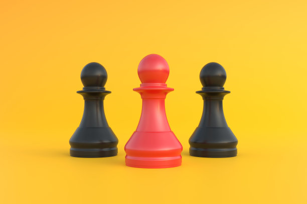 国际象棋的红色小卒，从人群中脱颖而出，在明亮的黄色背景与副本空间图片下载