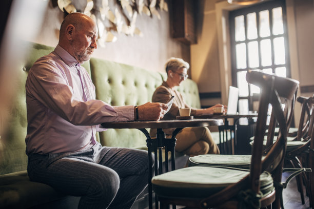 城市咖啡馆里的人图片下载