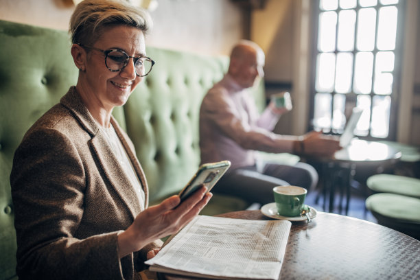 女人在咖啡馆图片下载
