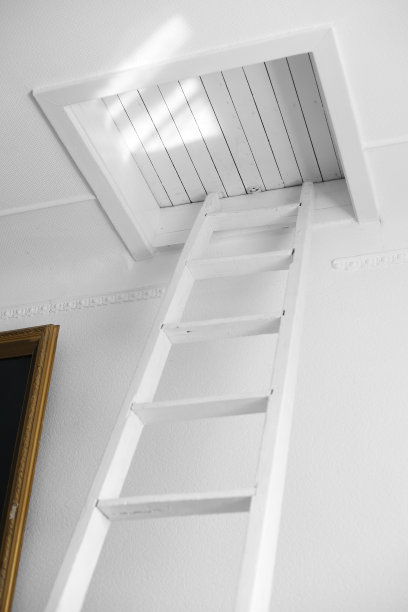 白色木制楼梯的特写。图片下载