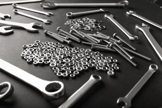 金属螺母和螺栓关闭黑色背景图片下载
