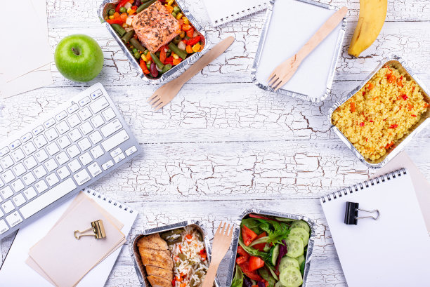 办公室午餐时间。食品外卖图片下载