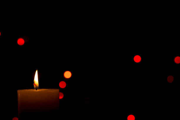 温暖的烛光在黑暗神秘的背景上图片下载