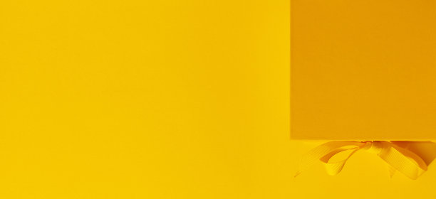 明亮的黄色礼盒与丝带蝴蝶结黄色背景顶视图复制空间。生日礼物，3月8日，母亲节，情人节，复活节或春天的概念。图片下载