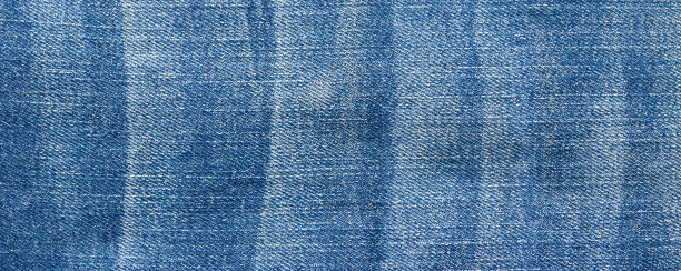详细照片的蓝色牛仔裤面料，经典的牛仔布。牛仔裤背景纹理。图片下载