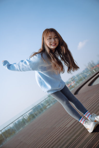 亚洲女大学生在阳光明媚的日子里开心地笑着图片下载