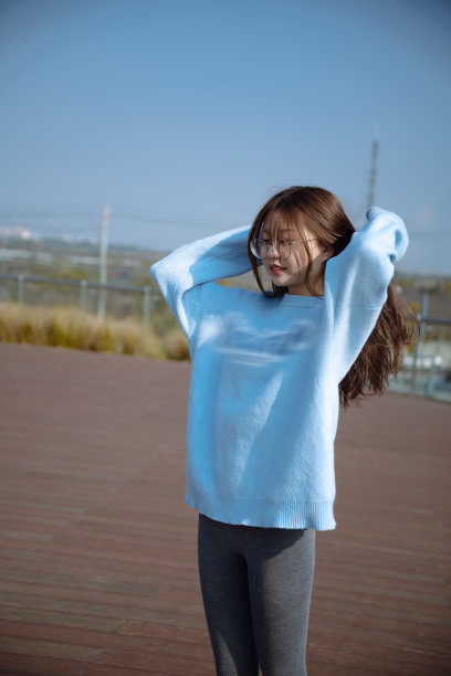 一个美丽的亚洲女孩卷发图片下载