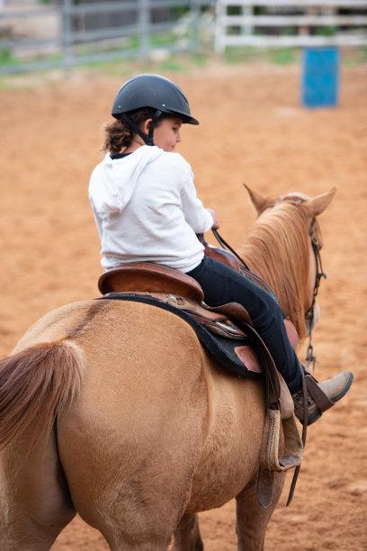 孩子享受骑马图片下载
