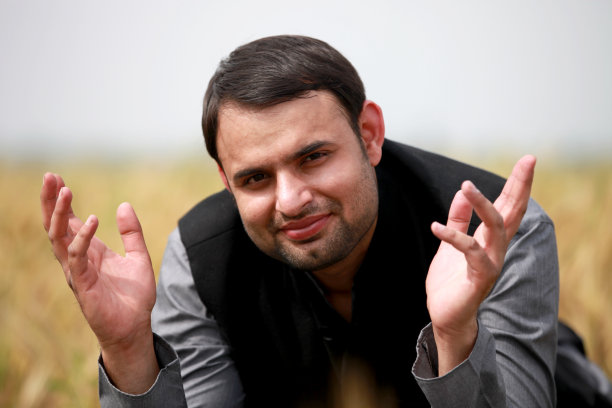 愉快的男人坐在户外肖像图片下载