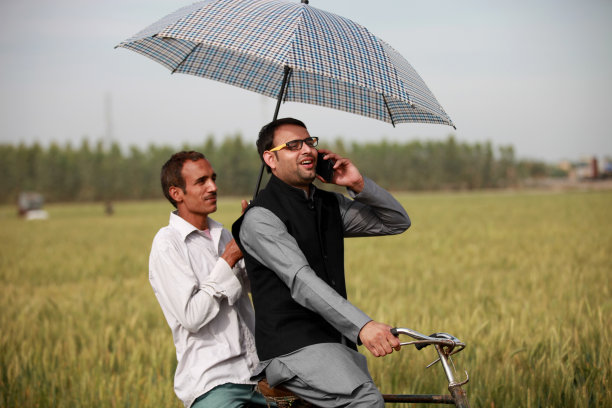 房东在户外用手机聊天图片下载