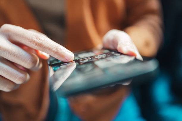 在线电影流与智能手机。图片下载