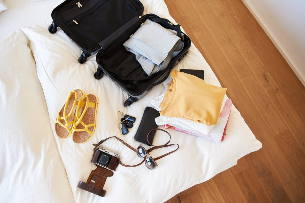 几件城市旅行的物品和衣服放在一个手提箱旁边，高分辨率和复制空间图片下载
