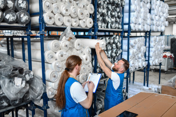 两名仓库工人检查每件物品是否就位图片下载